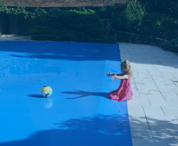 photo bache piscine ballon